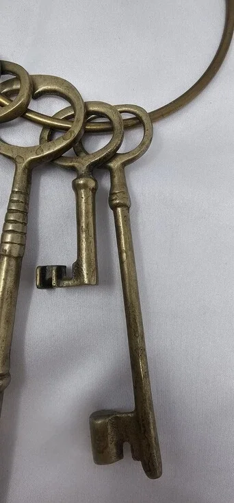 Vtg 5 Large Brass Skeleton Keys Ring Prop Jail Prison Gate Decorative Victorian - Picture 4 of 11